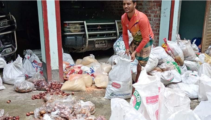সিংগাইরে ইউএনওর গুদামে নষ্ট হচ্ছে জরুরি ত্রাণসামগ্রী
