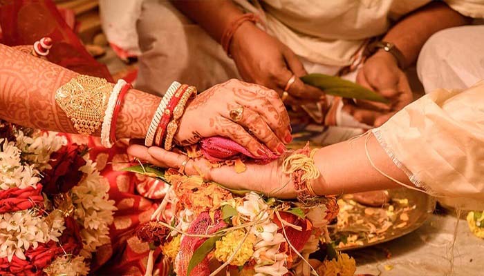 ট্রেনে প্রেমের পরই সোজা বাড়িতে, সব গয়না নিয়ে পালাল 'প্রেমিকা'