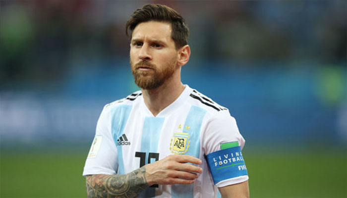 মেসিকে ঘুম ভাঙিয়ে জন্মদিনের উপহার দিলেন সতীর্থরা