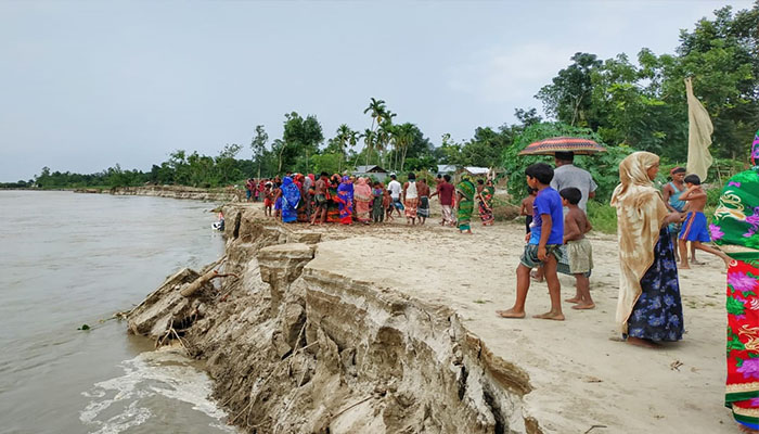 চোখে মুখে শুধুই হতাশা ব্রহ্মপুত্র নদের তীরবর্তী মানুষের