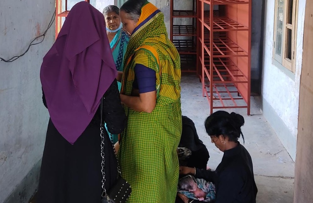 হাসপাতালের অবহেলায় নবজাতকের জন্ম নির্বাচন অফিসের বারান্দায়
