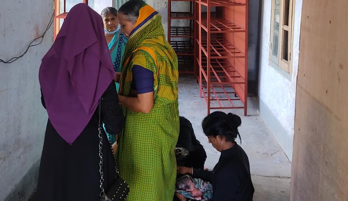হাসপাতালের অবহেলায় নবজাতকের জন্ম নির্বাচন অফিসের বারান্দায়