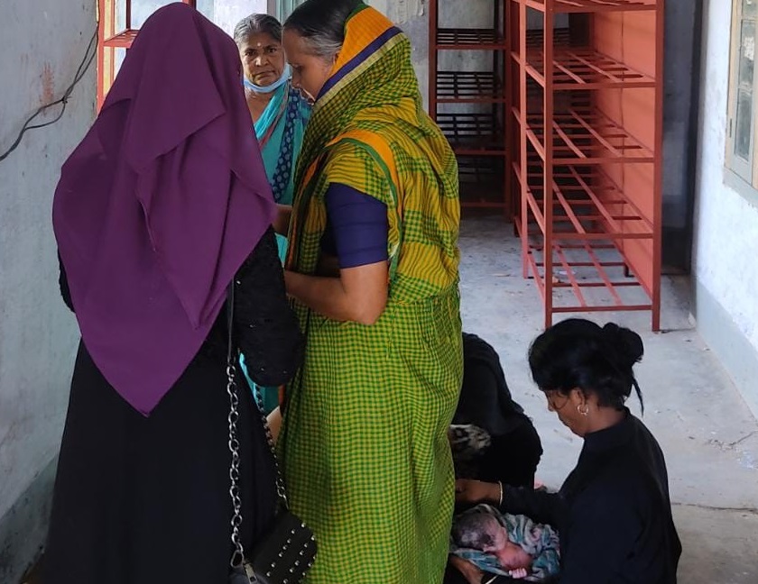 হাসপাতালের অবহেলায় নবজাতকের জন্ম নির্বাচন অফিসের বারান্দায়