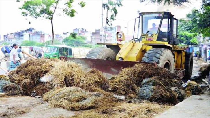 বৃষ্টিতে বর্জ্য-রক্ত মিলেমিশে একাকার, অপসারণ শুরু
