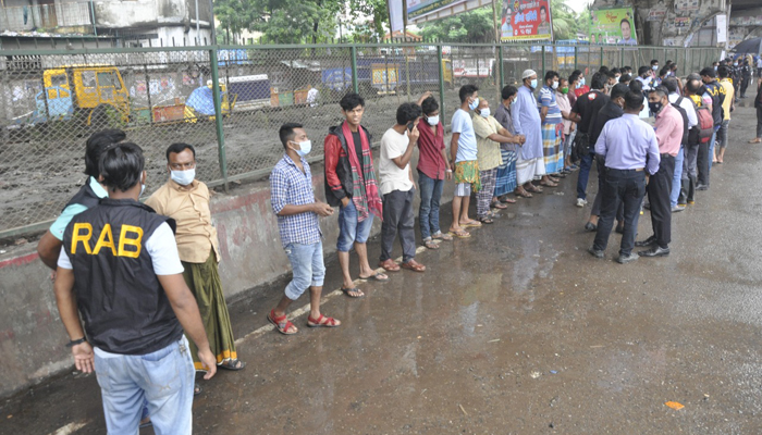 বিধিনিষেধ না মানায় ২৭৭ জনকে ২ লাখ টাকা জরিমানা