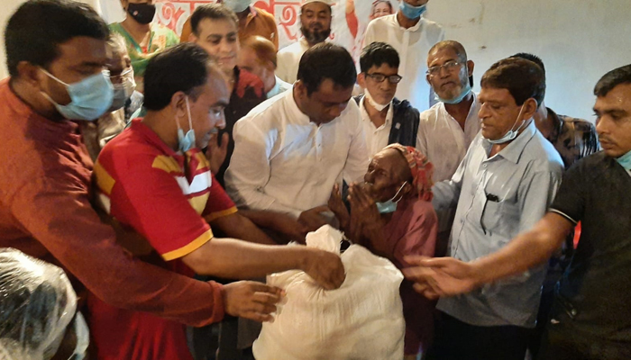 চাটমোহরে দুস্থদের মাঝে প্রধানমন্ত্রীর ঈদ উপহার খাদ্যসামগ্রী বিতরণ
