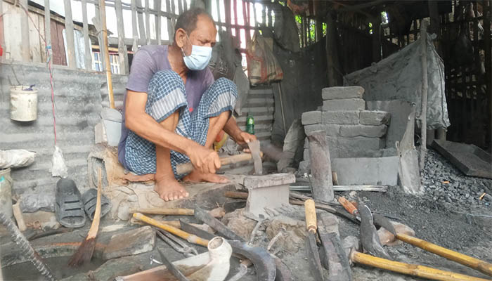 ব্যস্ততা বেড়েছে মেহেরপুরের কামার পাড়ায়