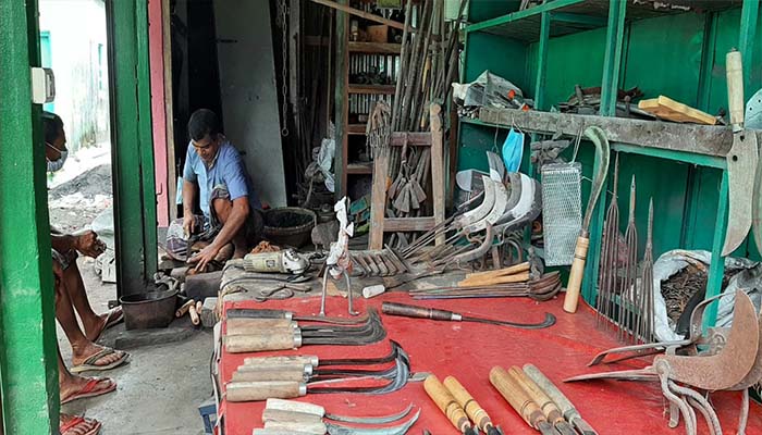 ব্যস্ত সময় পার করছেন মদনের কামারেরা