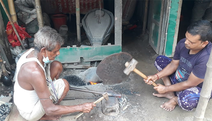 ঈদ ঘনিয়ে এলেও কামারশালায় টুং টাং শব্দ নেই
