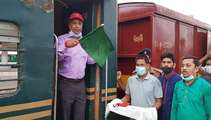 গরু নিয়ে ছুটলো ক্যাটল ট্রেন