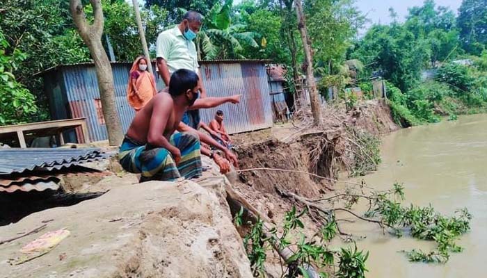 ঘিওরে নদী ভাঙনের শিকার অর্ধশত পরিবার, হুমকিতে শতাধিক ঘরবাড়ি