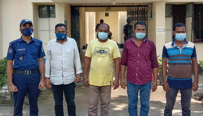 তাহিরপুর সীমান্তে তক্ষক চক্রের মূলহোতাসহ চার সদস্য আটক