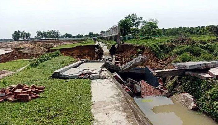 ধসে পড়েছে সীমানা প্রাচীর, নিরাপত্তাহীনতায় সাফারি পার্কের প্রাণীরা