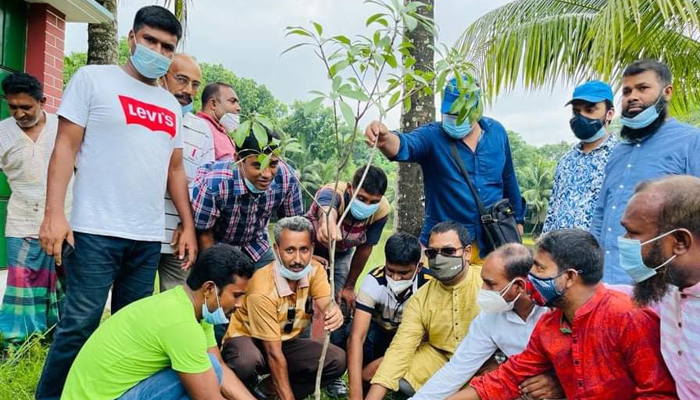 বোয়ালমারীতে স্বেচ্ছাসেবকলীগের বৃক্ষরোপণ কর্মসূচি পালিত
