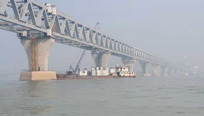 পদ্মা সেতুতে ধাক্কা, ফেরি ঘাট স্থানান্তরের পরিকল্পনা
