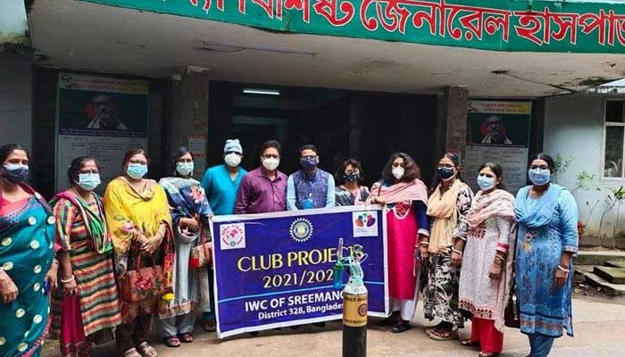 মৌলভীবাজার হাসপাতালে অক্সিজেন সিলিন্ডার দিল ইনার হুইল মহিলা ক্লাব