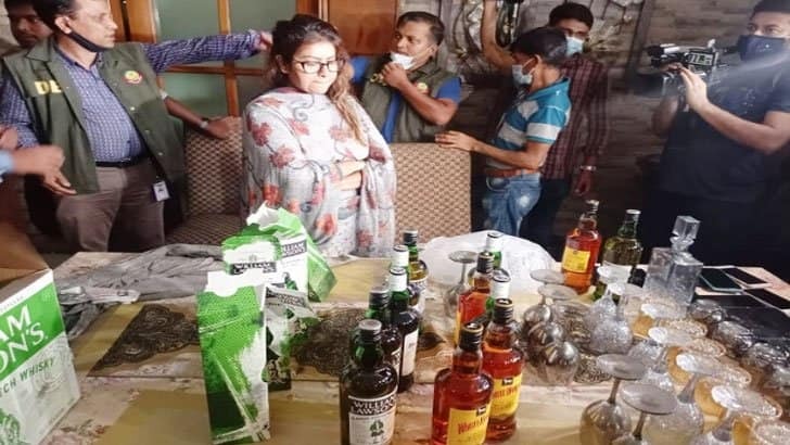 প্রতারণা ও অন্ধকার জগতে তারকা মডেল সেলিব্রেটিরা