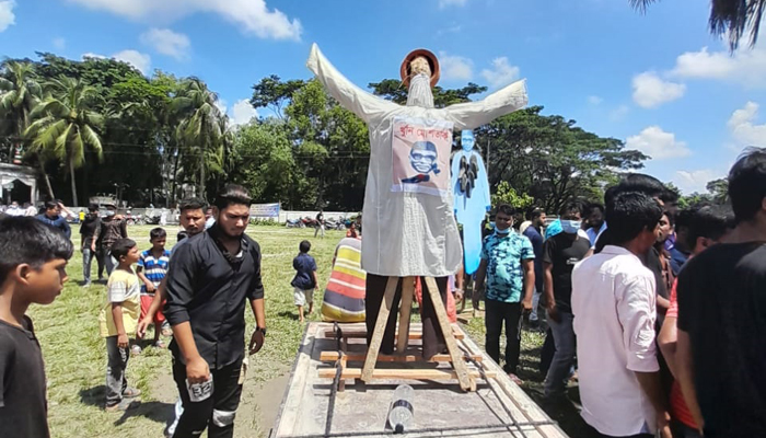 কুমিল্লায় বঙ্গবন্ধুর খুনি খন্দকার মোশতাকের বাড়িতে হামলা, আগুন