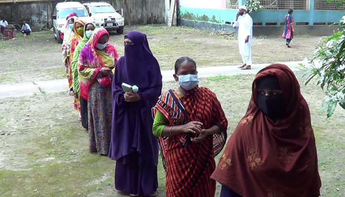 পঞ্চগড়ে কোভিড-১৯ গণটিকা কার্যক্রম শুরু, দীর্ঘ লাইন গ্রহনকারীদের