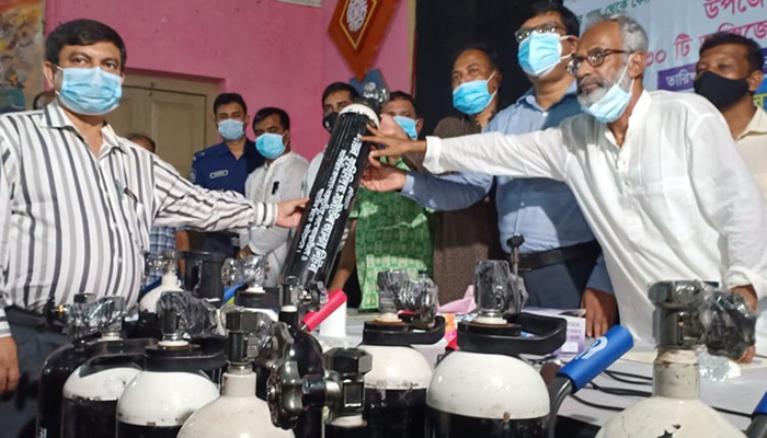 গৌরীপুরে করোনা রোগীদের সেবায় ৩০ অক্সিজেন সিলিন্ডার উপহার