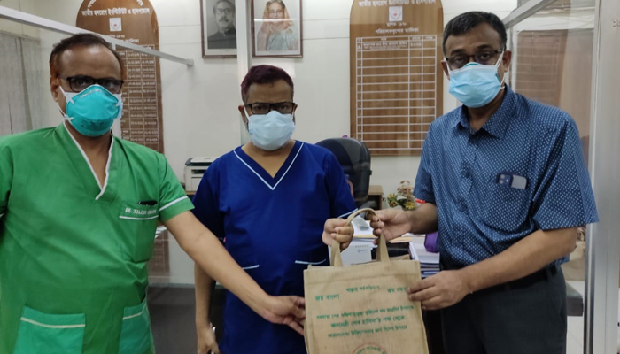 এনআইসিভিডিতে করোনা রোগী ও চিকিৎসকদের জন্য স্বাস্থ্য সুরক্ষা সামগ্রী প্রদান