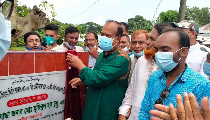 তাড়াইলে ব্রীজ ও এ্যাম্বুলেন্সের উদ্বোধন করলেন মুজিবুল হক চুন্নু
