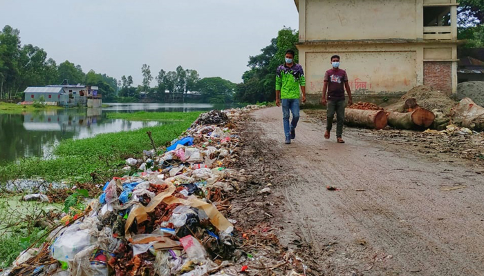 স্কুলের পাশে ময়লার স্তূপ, দুর্গন্ধে ভোগান্তিতে পথচারীরা