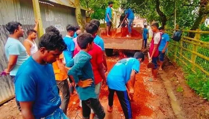 আখাউড়ায় স্বেচ্ছাশ্রমে রাস্তা মেরামত