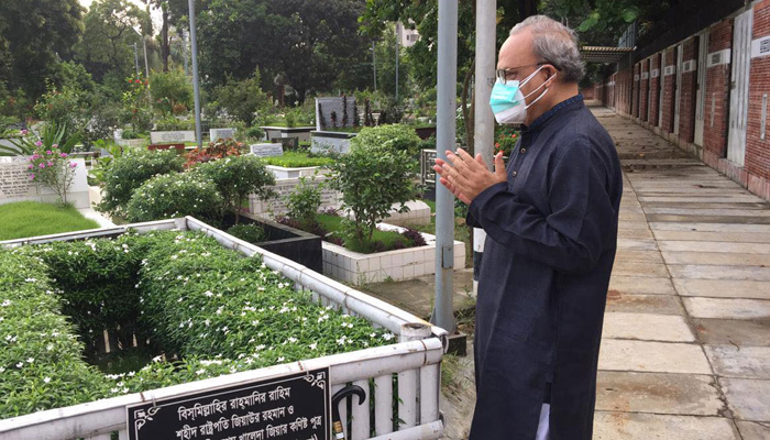 একাই কোকোর কবর জিয়ারত করলেন রিজভী