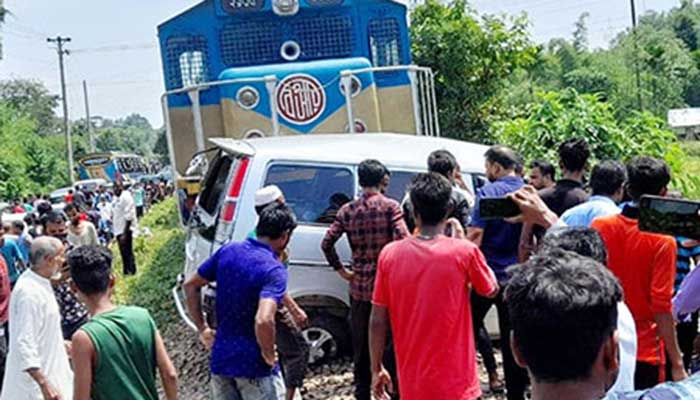 রেলের লেভেল ক্রসিং যেন মৃত্যুফাঁদ
