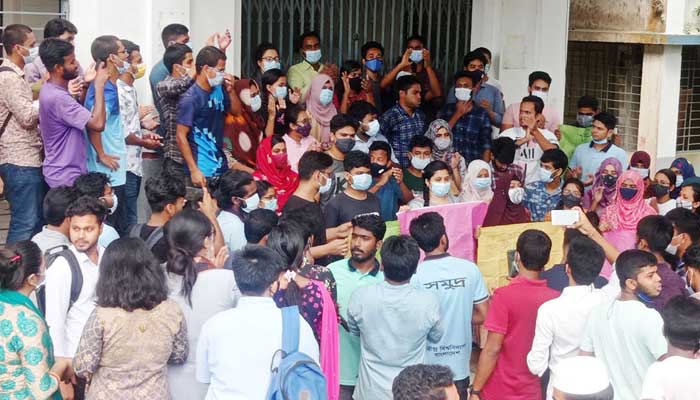 ১৪ ছাত্রের চুল কাটার প্রতিবাদে উত্তাল রবীন্দ্র বিশ্ববিদ্যালয়