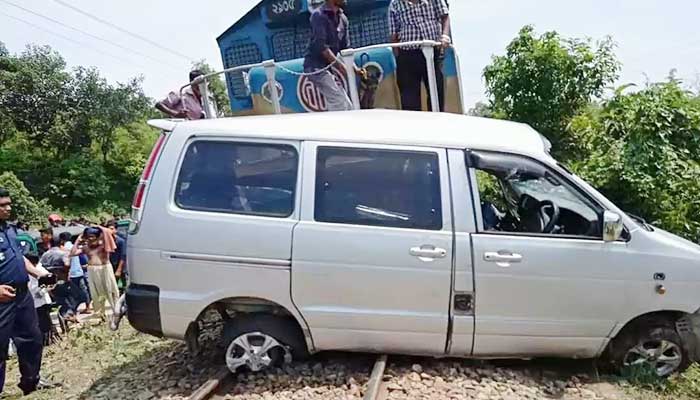 রেলের লেভেল ক্রসিং যেন মৃত্যুফাঁদ