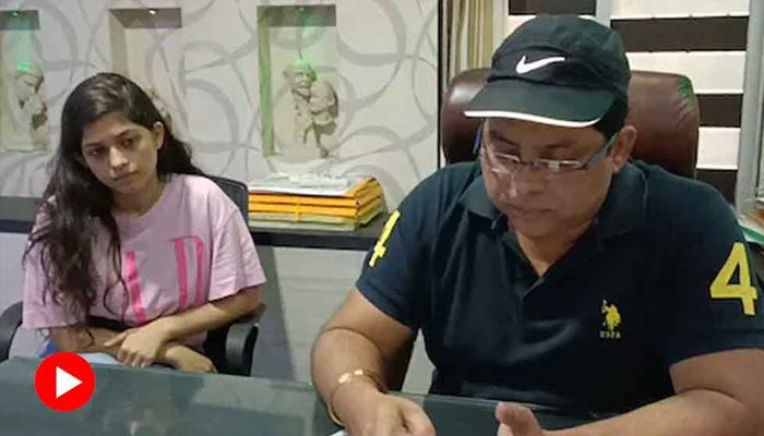 মমতাকে উৎসর্গ করে বাবা-মেয়ের ‘মা-মাটি-মানুষ হিতে’