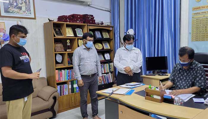 ৭৪২ শিক্ষক কর্মচারী পেলেন কল্যাণ সুবিধার টাকা