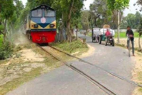 রেলের লেভেল ক্রসিং যেন মৃত্যুফাঁদ