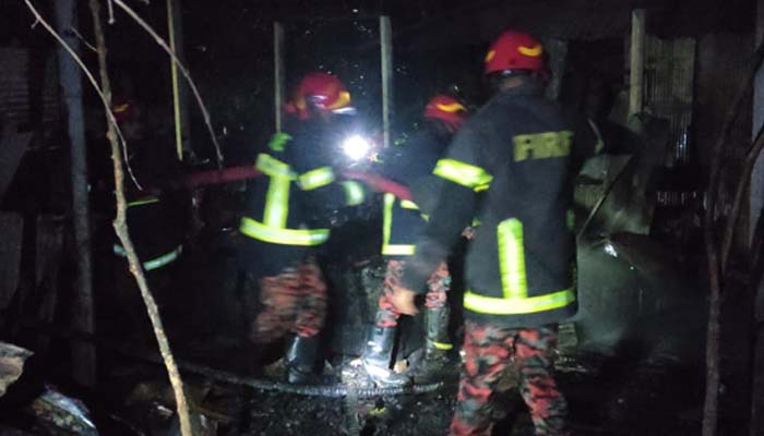 কুমিল্লায় আগুনে পুড়ে শেকলবন্দী কলেজ ছাত্রের মৃত্যু