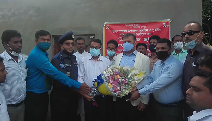 বাবুগঞ্জে প্রধানমন্ত্রীর আশ্রায়ন প্রকল্পের ঘর পরিদর্শন করেন এমপি টিপু