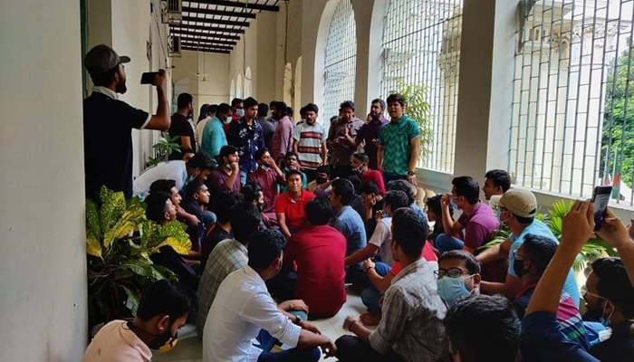 সশরীরে ৭ অক্টোবর থেকে জবিতে সেমিস্টার পরীক্ষার সিদ্ধান্ত