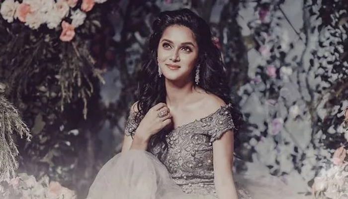 রাজকুমারীর বেশে ধরা দিলেন মিথিলা