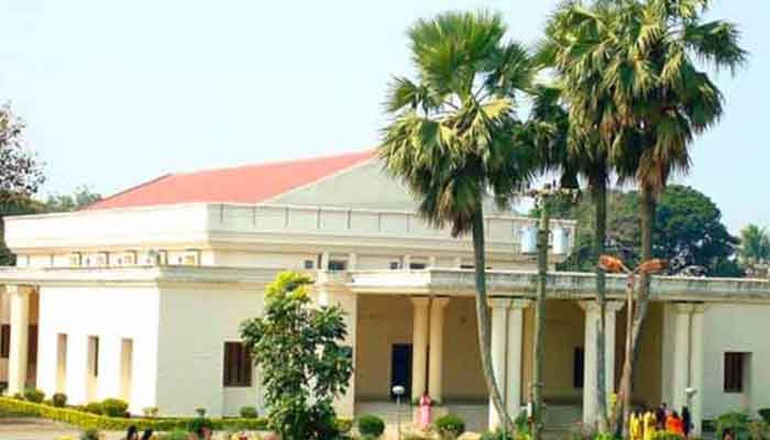 ১৪ ছাত্রের চুল কাটার প্রতিবাদে উত্তাল রবীন্দ্র বিশ্ববিদ্যালয়