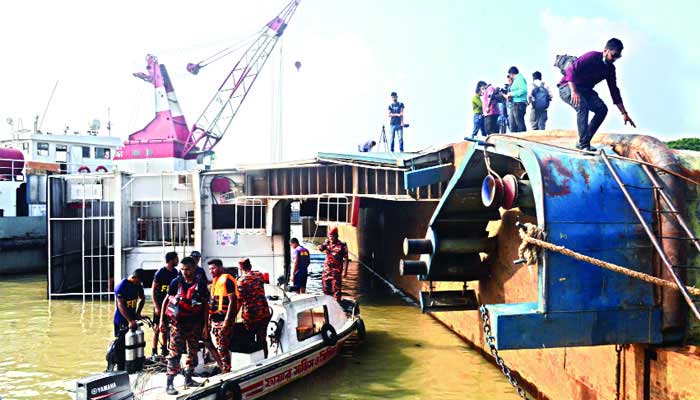 ‘আনইভেন’ লোডিং নাকি তলা ফেটে ফেরি দুর্ঘটনা