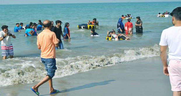 ছুটির দিনে কক্সবাজার সৈকতে লাখো পর্যটক