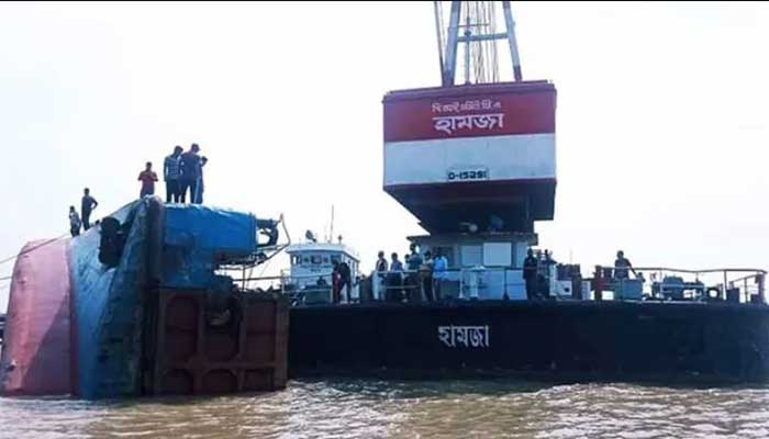 ৬০ টনের হামজা দিয়ে ‘হাজার টনের’ ফেরি তোলার চেষ্টা