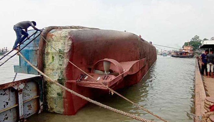 অবশেষে বেসরকারি কোম্পানির মাধ্যমে ডুবন্ত ফেরি উদ্ধারের সিদ্ধান্ত