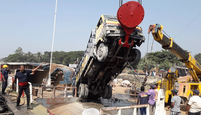 পাটুরিয়ায় এখনও পানির নিচে শাহ আমানত