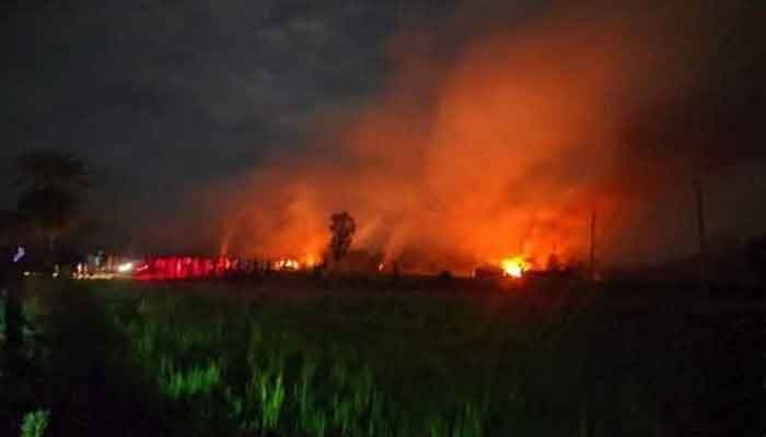 এবার পীরগঞ্জে ২০ বাড়িঘরে আগুন, লুটপাট (ভিডিও)