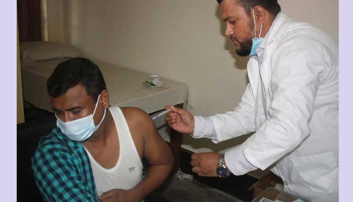 ঢাবির মেডিকেল সেন্টারে করোনার টিকা দেওয়া শুরু