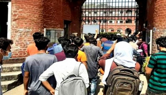 খোলার চার দিন আগেই তালা ভেঙে হলে উঠলেন ঢাবি শিক্ষার্থীরা