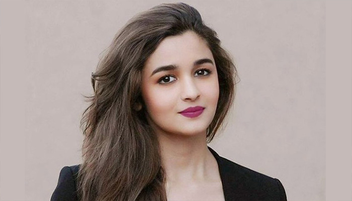 সঞ্চালকের ভূমিকায় আলিয়া