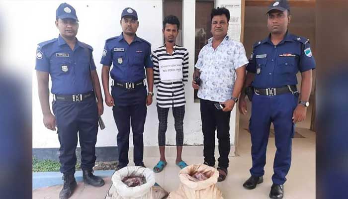 কয়রায় ৪২কেজি হরিণের মাংসসহ শিকারি আটক